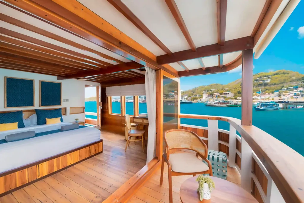 Luxury Phinisi Villa