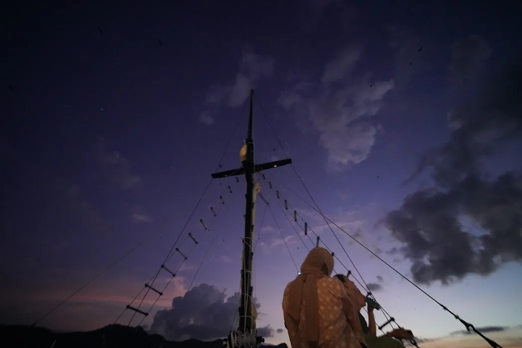 Labuan Bajo Purple Sunset | Komodo island tour | Eduard Fernando